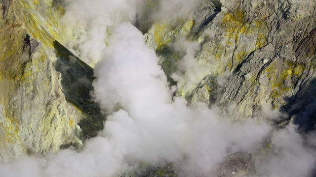 来自酸性湖泊的火山蒸汽视频素材