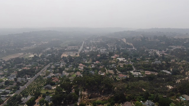 由于加州野火，圣地亚哥上空笼罩着浓雾和烟雾视频素材