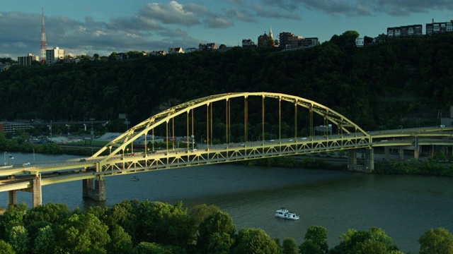 Fort Pitt Bridge和Point State Park at Sunset - Aerial视频素材