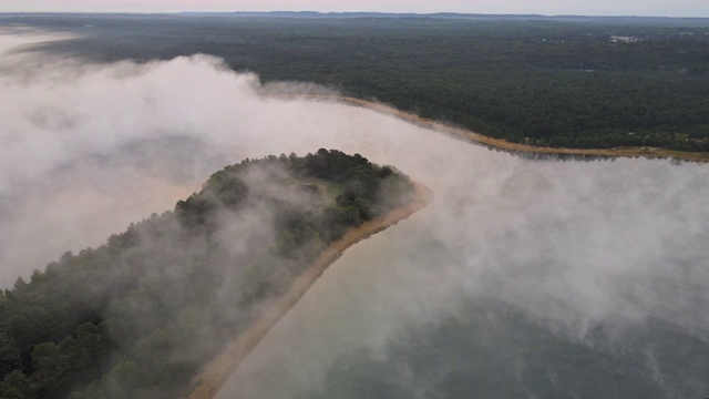 美丽戏剧性的秋季景观湖在五彩斑斓的森林视频素材