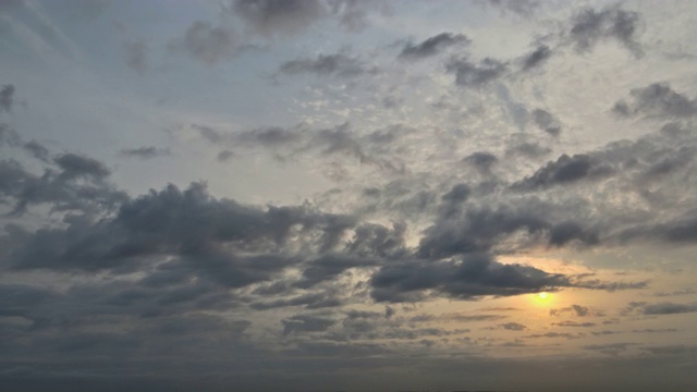 鸟瞰图日出美丽的黎明天空与时间流逝的云在早上视频素材