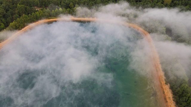 晨雾景观雾秋季湖水鸟瞰图视频素材