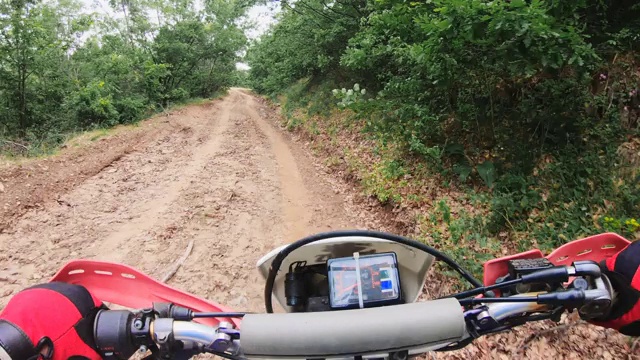 POV，摩托车越野赛车手在山地乡村公路赛道上加速摩托车视频素材