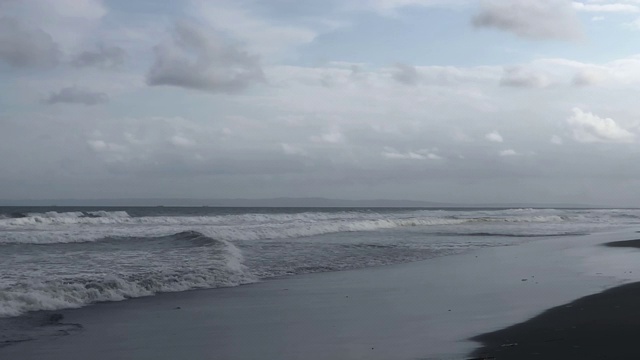 海洋/海岸上的黑砂火山海滩。视频素材