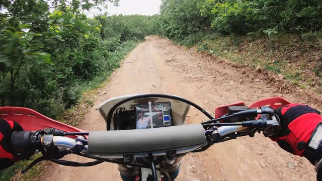 Pov的专业摩托车越野赛摩托车骑手在道路上行驶视频素材