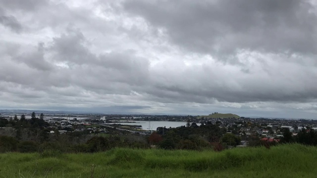 多云的灰色天空在城市景观-时间流逝视频下载