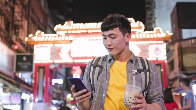 夜市里的亚洲男人视频素材