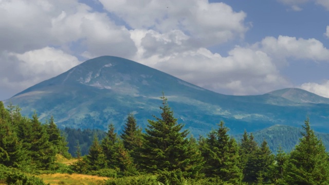 美丽的高山下密布的天空，户外时光流逝的景象视频素材