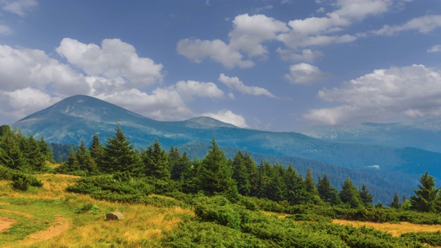 美丽的高山下密布的天空，户外时光流逝的景象视频素材