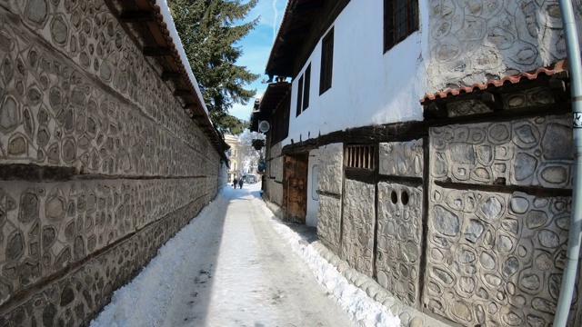 保加利亚班斯科老城的长后巷石头路面，皮林山上的滑雪胜地视频素材