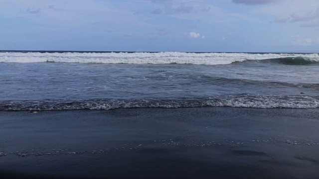 海洋/海岸上的黑砂火山海滩。视频素材