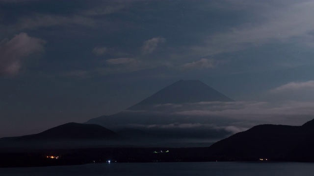 夜晚的月亮照亮富士山(延时/平移)视频素材