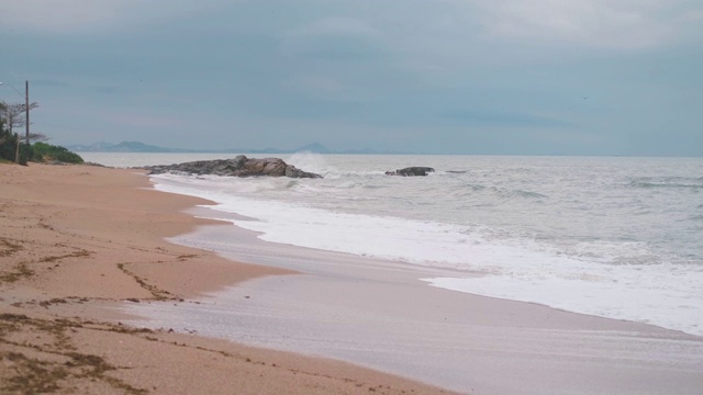 海滩在冬天岩石和海浪视频素材