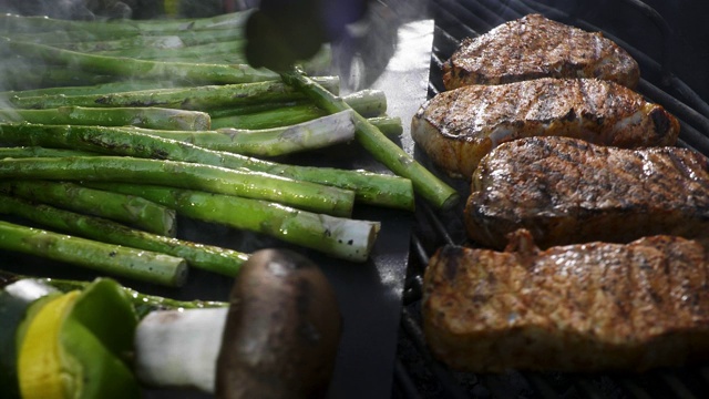 烤肉和蔬菜的慢动作视频素材