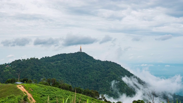 美丽的宝塔在热带山脉与雾流动在早晨，时间流逝视频视频素材