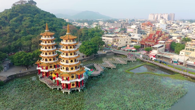 龙虎塔是台湾高雄南部的著名建筑。视频素材