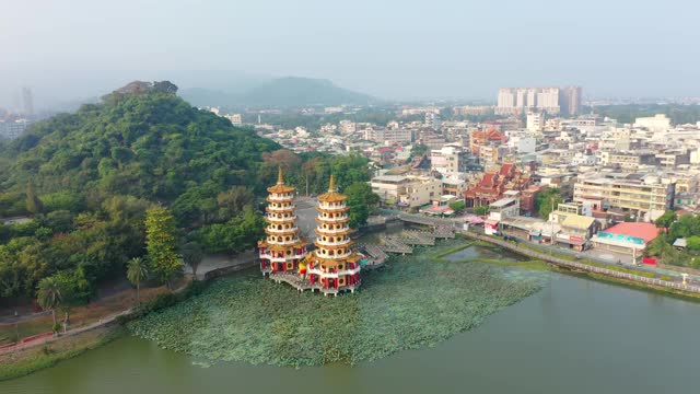 龙虎塔是台湾高雄南部的著名建筑。视频素材