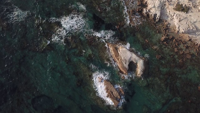 鸟瞰海浪轻轻拍打塞浦路斯海岸线视频下载