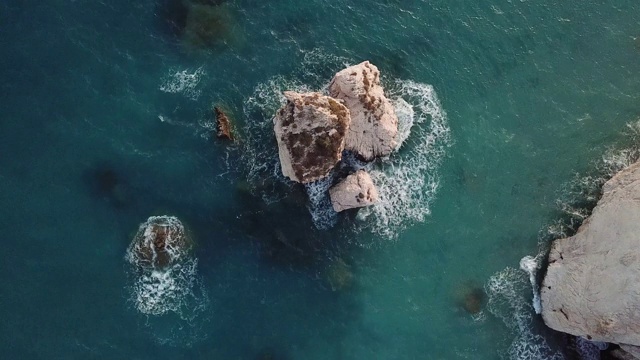 鸟瞰图的绿松石地中海，在塞浦路斯视频下载