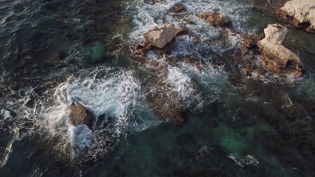 从空中俯瞰海浪撞击塞浦路斯海岸线的景象视频下载