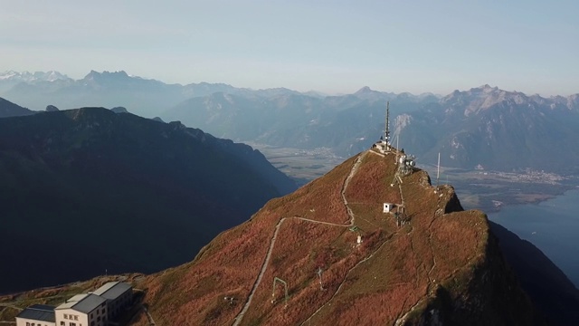 瑞士山脉和湖泊的鸟瞰图视频下载