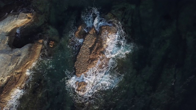 鸟瞰图海浪撞击岩石的海岸线在塞浦路斯视频下载