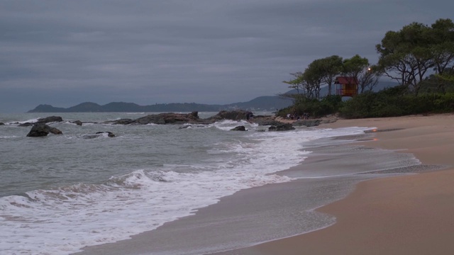 救生员地点海滩傍晚海浪视频素材