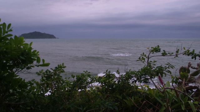 风暴越过海浪和岩石岛视频素材