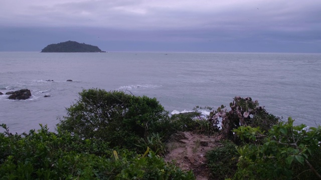 风暴越过海浪和岩石岛视频素材