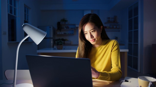 女性使用智能手机和笔记本电脑视频素材