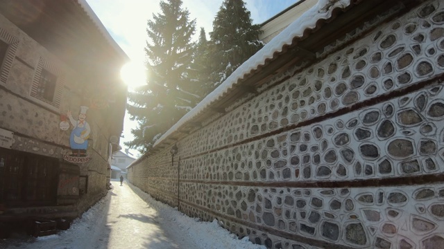 保加利亚班斯科的老街。好晴朗的天气。冬天人们在滑雪胜地放松视频素材