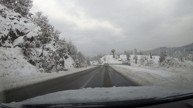 一条雪地里的路。在积雪覆盖的街道上行驶的一个视角视频素材