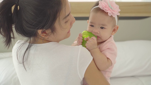 年轻的母亲抱着可爱的女儿视频素材