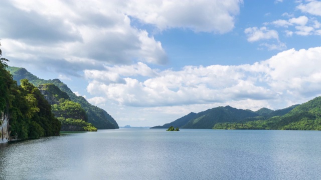 泰国北碧湖美丽的湖泊水库和山峰，云雾缭绕;缩小-时间流逝视频素材