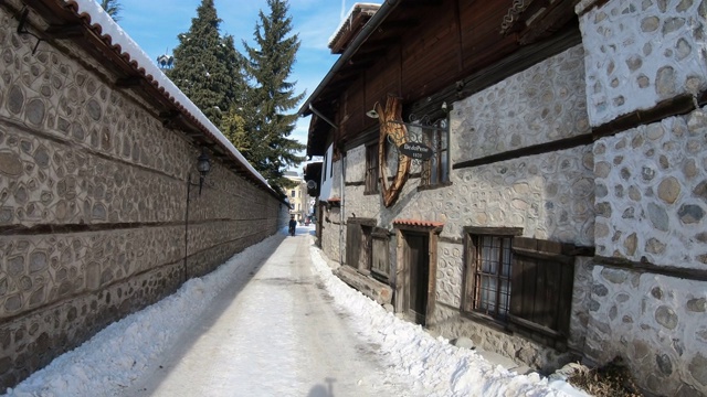 保加利亚滑雪胜地的街景、传统房屋和高雪视频素材