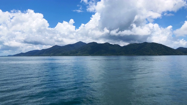 泰国Koh Chang美丽的大海和天空和山脉。视频素材