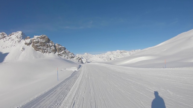 Tonale Presena。滑雪头盔的观点。POV从普雷塞纳冰川的滑雪坡道下坡。高山滑雪。意大利阿尔卑斯山视频素材