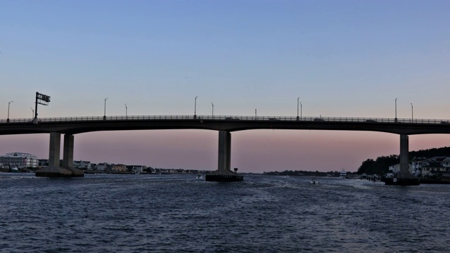 日落后岛上横跨海湾的大桥美景视频素材