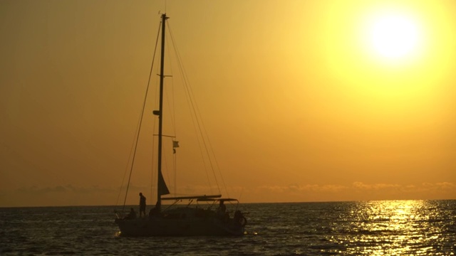 海面上五颜六色的夕阳与帆船，视频素材