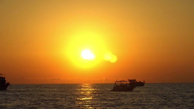 海面上五颜六色的夕阳与帆船，视频素材