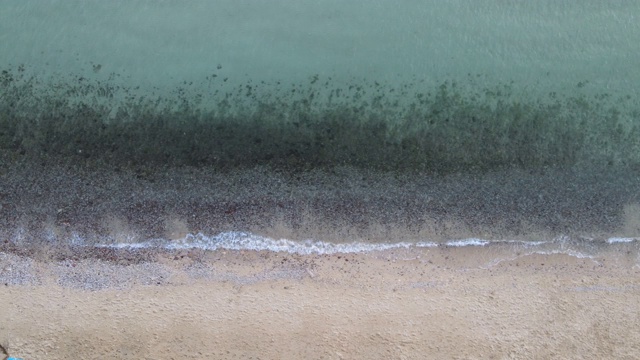 海滩上的海浪，岩石和白色的沙子，Koh Larn，春武里，泰国视频素材