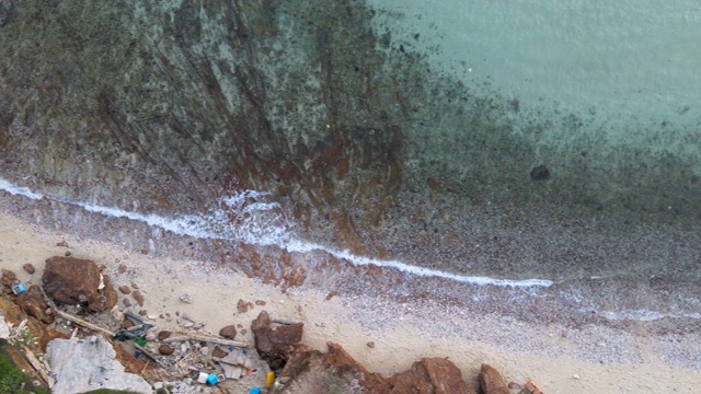 海滩上的海浪，岩石和白色的沙子，Koh Larn，春武里，泰国视频素材