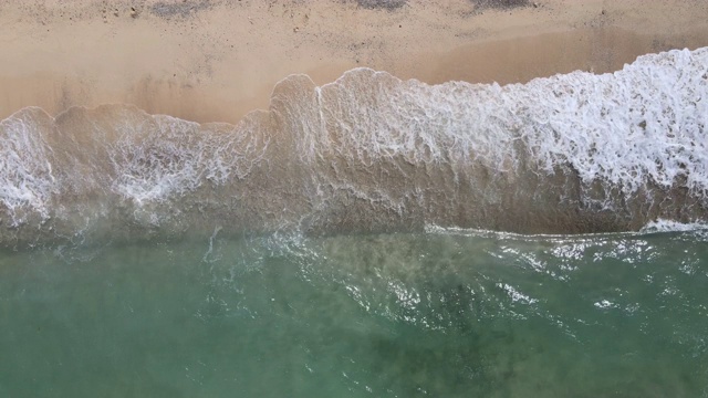 海滩上的海浪，岩石和白色的沙子，Koh Larn，春武里，泰国视频素材