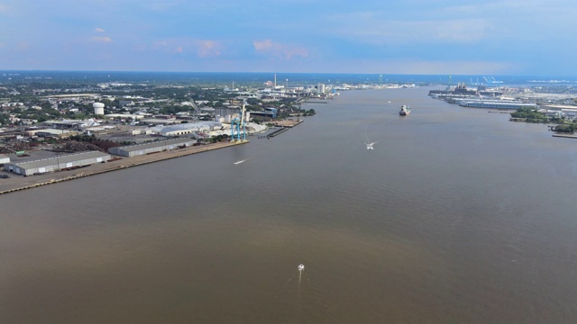 费城摩天大楼的城市景观与人行道沿着河在费城市中心的费城在美国宾夕法尼亚州。视频素材