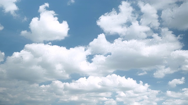 4K天空时间流逝，美丽的天空与云背景，天空与云天气自然云蓝，蓝色的天空与云和太阳，日出的云。视频素材