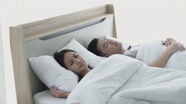 夫妻睡眠问题。视频素材