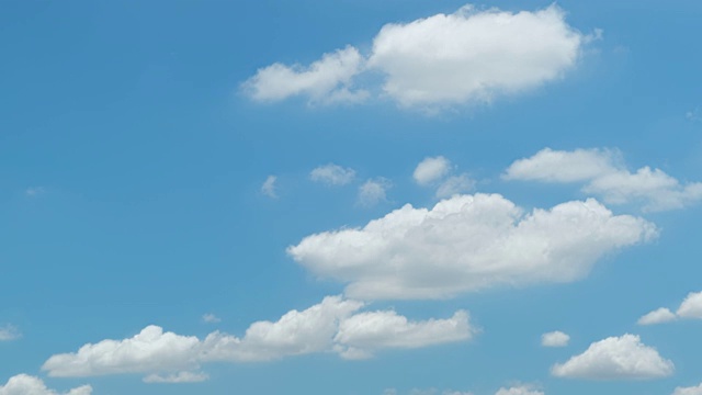 4K天空时间流逝，美丽的天空与云背景，天空与云天气自然云蓝，蓝色的天空与云和太阳，日出的云。视频素材