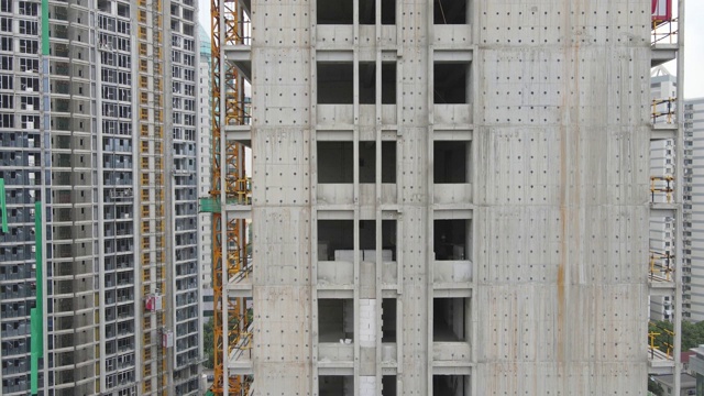 鸟瞰图无人机在摩天大楼周围的建筑工地史诗般的工作场所视频素材