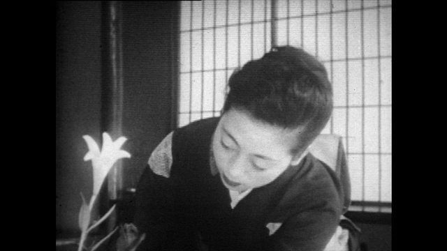 日本女人在家插花;1958视频素材