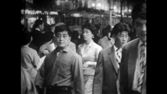 东京繁忙的人行道上挤满了行人;1958视频素材